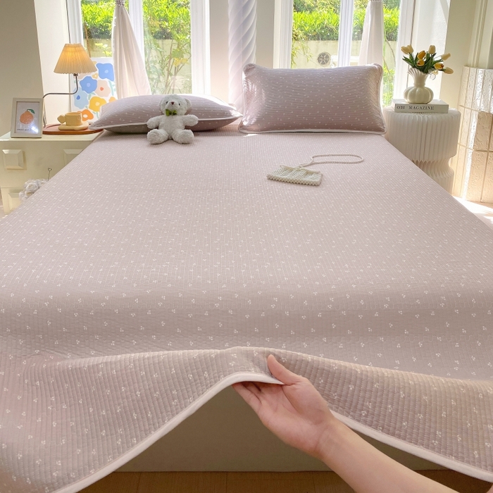 91家纺网 家纺一手货源 找家纺 金丝兔 2025新款小清新斜纹纯棉床盖 全棉夹棉床盖 床盖三件套 榻榻米抗盖绗缝加厚床单 樱桃-粉