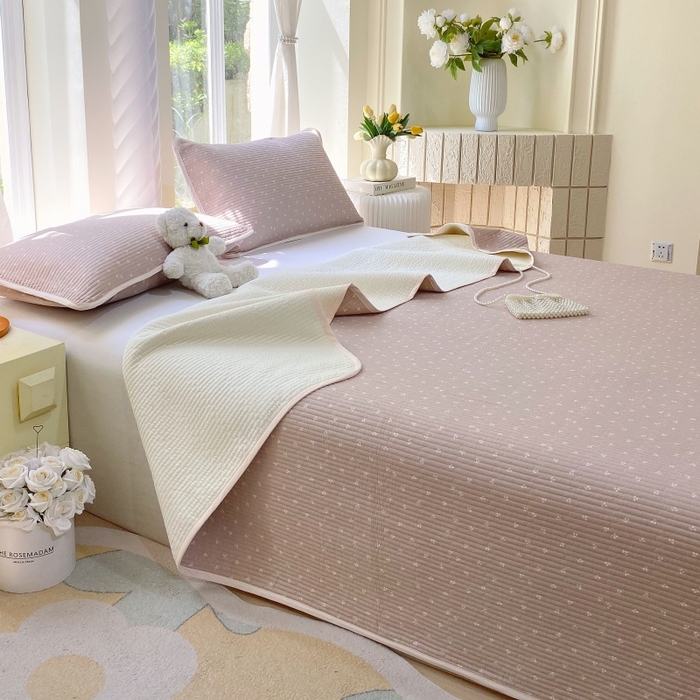 91家纺网 家纺一手货源 找家纺 金丝兔 2025新款小清新斜纹纯棉床盖 全棉夹棉床盖 床盖三件套 榻榻米抗盖绗缝加厚床单 樱桃-粉