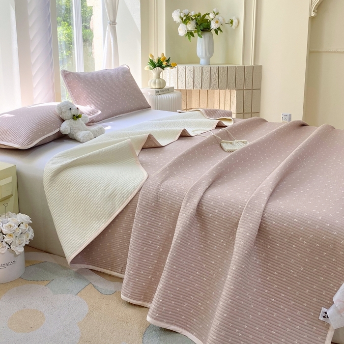 91家纺网 家纺一手货源 找家纺 金丝兔 2025新款小清新斜纹纯棉床盖 全棉夹棉床盖 床盖三件套 榻榻米抗盖绗缝加厚床单 樱桃-粉