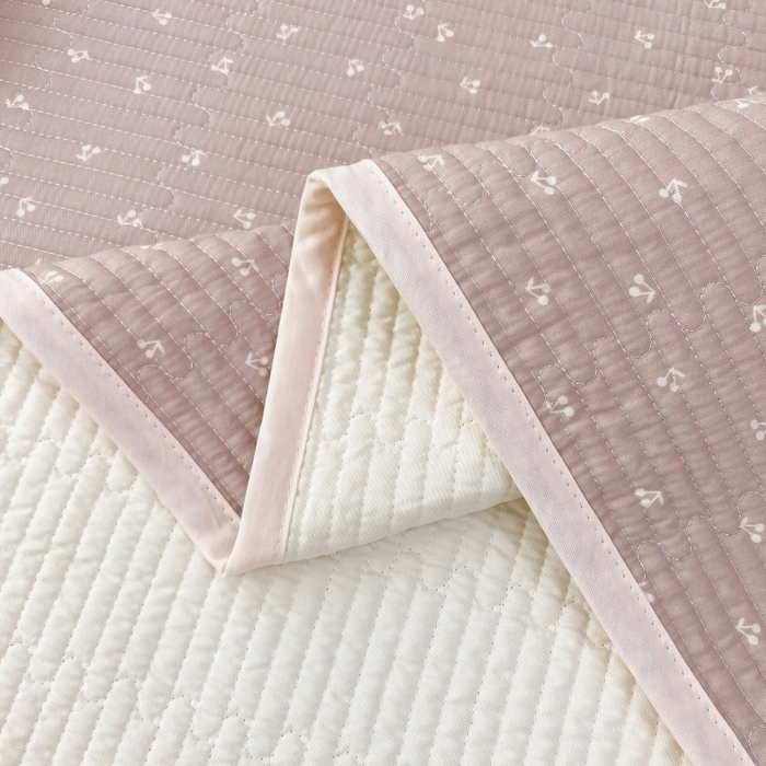 91家纺网 家纺一手货源 找家纺 金丝兔 2025新款小清新斜纹纯棉床盖 全棉夹棉床盖 床盖三件套 榻榻米抗盖绗缝加厚床单 樱桃-粉