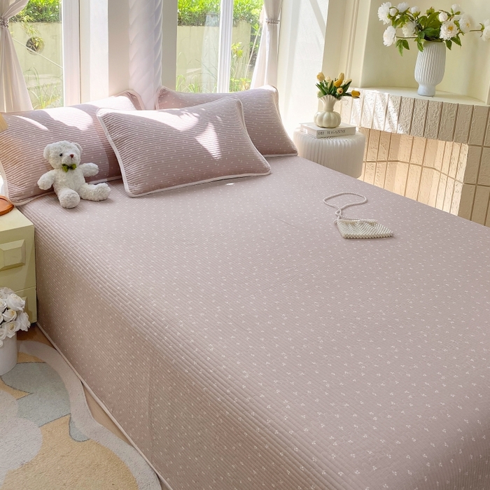 91家纺网 家纺一手货源 找家纺 金丝兔 2025新款小清新斜纹纯棉床盖 全棉夹棉床盖 床盖三件套 榻榻米抗盖绗缝加厚床单 樱桃-粉