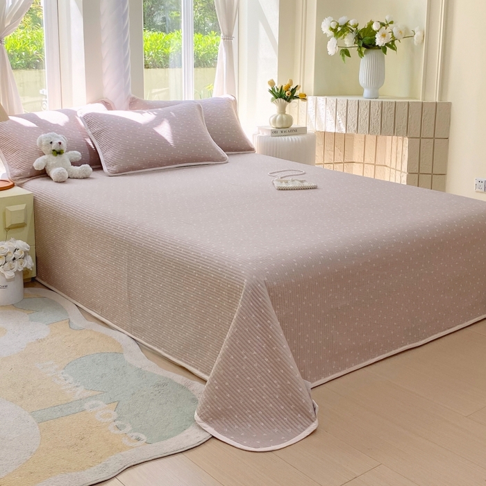 91家纺网 家纺一手货源 找家纺 金丝兔 2025新款小清新斜纹纯棉床盖 全棉夹棉床盖 床盖三件套 榻榻米抗盖绗缝加厚床单 樱桃-粉