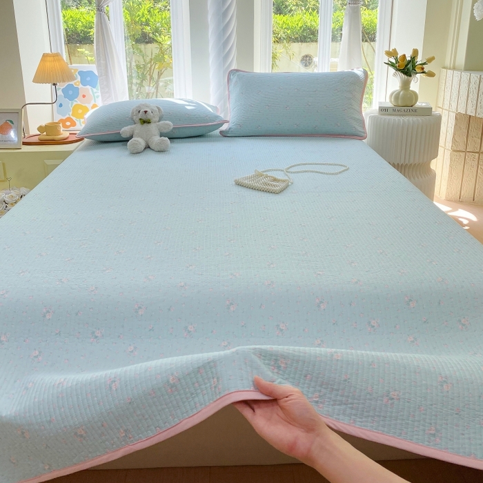 91家纺网 家纺一手货源 找家纺 金丝兔 2025新款小清新斜纹纯棉床盖 全棉夹棉床盖 床盖三件套 榻榻米抗盖绗缝加厚床单 云兰香