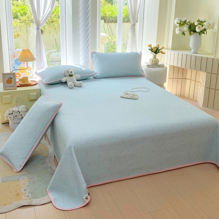 91家纺网 家纺一手货源 找家纺 金丝兔 2025新款小清新斜纹纯棉床盖 全棉夹棉床盖 床盖三件套 榻榻米抗盖绗缝加厚床单 云兰香