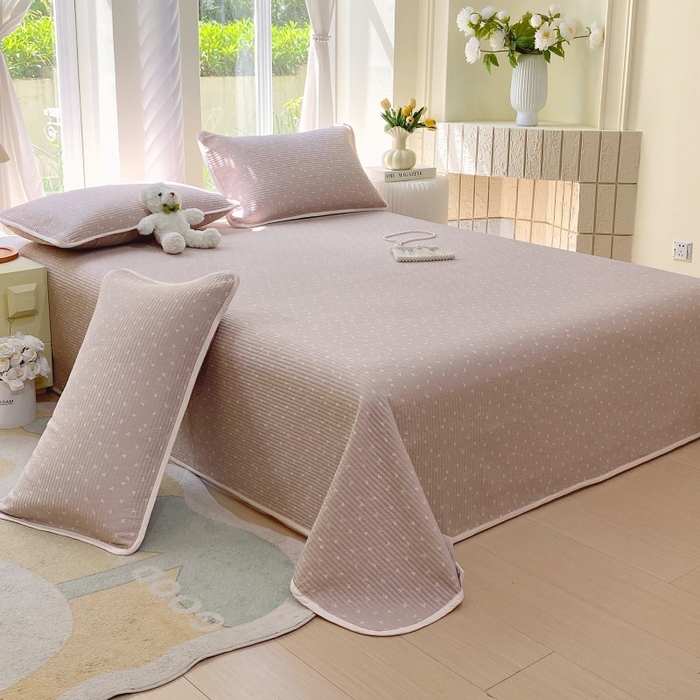 91家纺网 家纺一手货源 找家纺 金丝兔 2025新款小清新斜纹纯棉床盖 全棉夹棉床盖 床盖三件套 榻榻米抗盖绗缝加厚床单 樱桃-粉