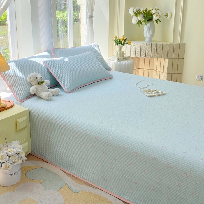 91家纺网 家纺一手货源 找家纺 金丝兔 2025新款小清新斜纹纯棉床盖 全棉夹棉床盖 床盖三件套 榻榻米抗盖绗缝加厚床单 云兰香