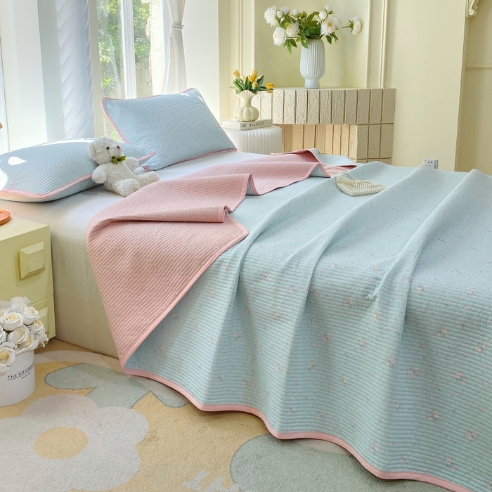 91家纺网 家纺一手货源 找家纺 金丝兔 2025新款小清新斜纹纯棉床盖 全棉夹棉床盖 床盖三件套 榻榻米抗盖绗缝加厚床单 云兰香