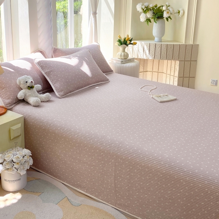 91家纺网 家纺一手货源 找家纺 金丝兔 2025新款小清新斜纹纯棉床盖 全棉夹棉床盖 床盖三件套 榻榻米抗盖绗缝加厚床单 樱桃-粉