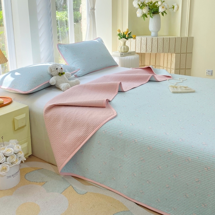 91家纺网 家纺一手货源 找家纺 金丝兔 2025新款小清新斜纹纯棉床盖 全棉夹棉床盖 床盖三件套 榻榻米抗盖绗缝加厚床单 云兰香