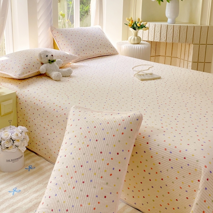 91家纺网 家纺一手货源 找家纺 金丝兔 2025新款小清新斜纹纯棉床盖 全棉夹棉床盖 床盖三件套 榻榻米抗盖绗缝加厚床单 奶油波点