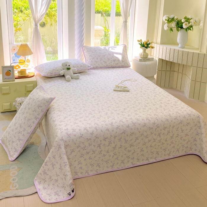 91家纺网 家纺一手货源 找家纺 金丝兔 2025新款小清新斜纹纯棉床盖 全棉夹棉床盖 床盖三件套 榻榻米抗盖绗缝加厚床单 春风里