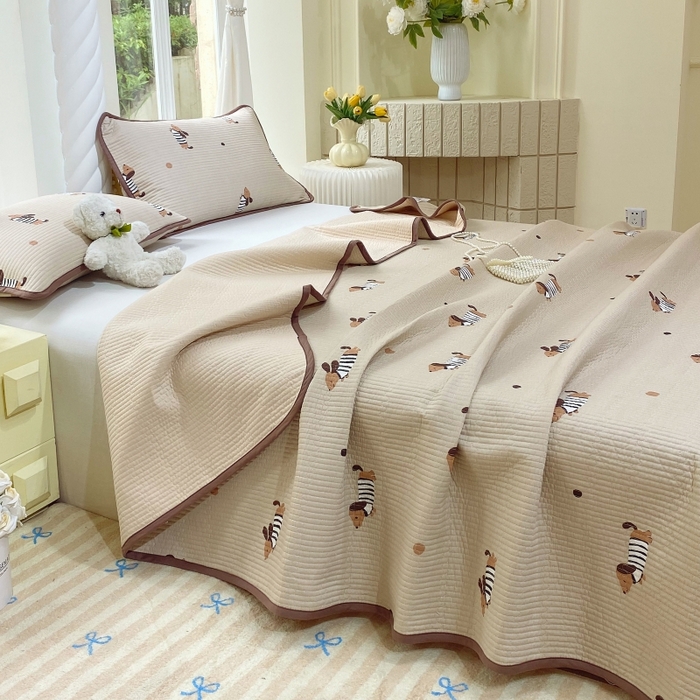 91家纺网 家纺一手货源 找家纺 金丝兔 2025新款小清新斜纹纯棉床盖 全棉夹棉床盖 床盖三件套 榻榻米抗盖绗缝加厚床单 拉拉狗