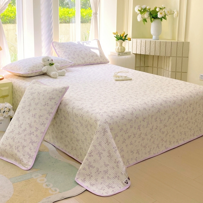 91家纺网 家纺一手货源 找家纺 金丝兔 2025新款小清新斜纹纯棉床盖 全棉夹棉床盖 床盖三件套 榻榻米抗盖绗缝加厚床单 春风里