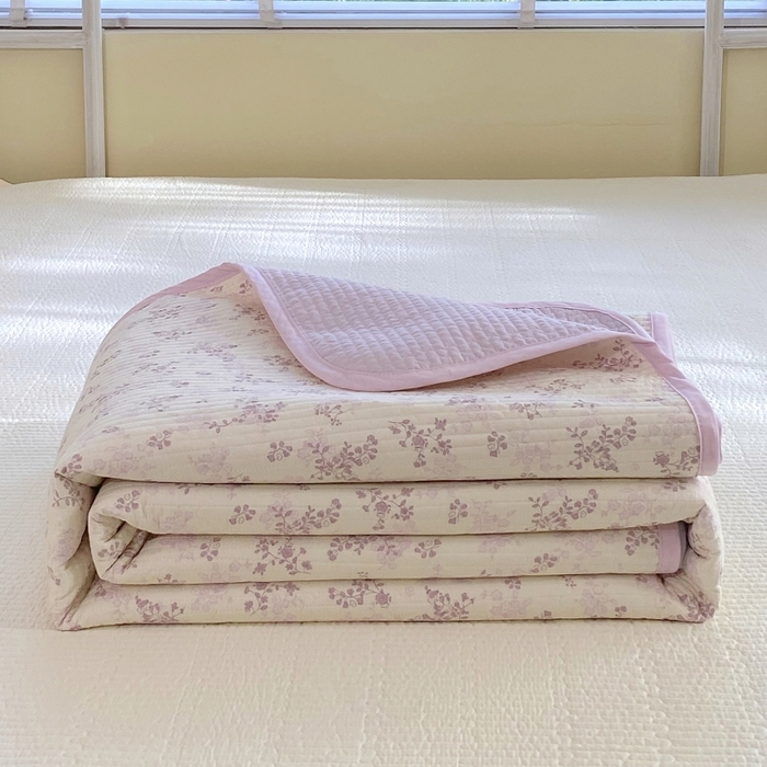 91家纺网 家纺一手货源 找家纺 金丝兔 2025新款小清新斜纹纯棉床盖 全棉夹棉床盖 床盖三件套 榻榻米抗盖绗缝加厚床单 春风里