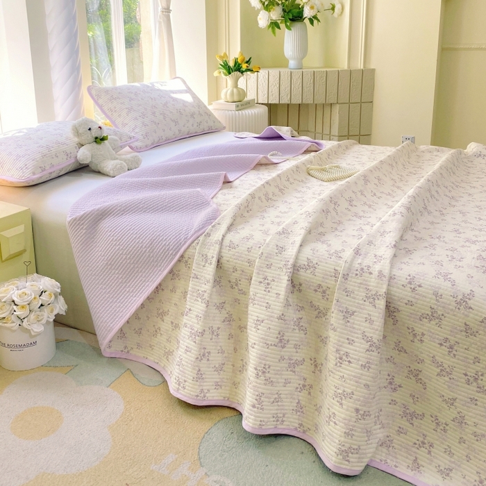 91家纺网 家纺一手货源 找家纺 金丝兔 2025新款小清新斜纹纯棉床盖 全棉夹棉床盖 床盖三件套 榻榻米抗盖绗缝加厚床单 春风里