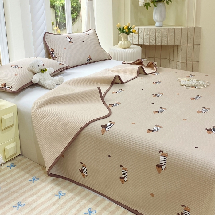 91家纺网 家纺一手货源 找家纺 金丝兔 2025新款小清新斜纹纯棉床盖 全棉夹棉床盖 床盖三件套 榻榻米抗盖绗缝加厚床单 拉拉狗