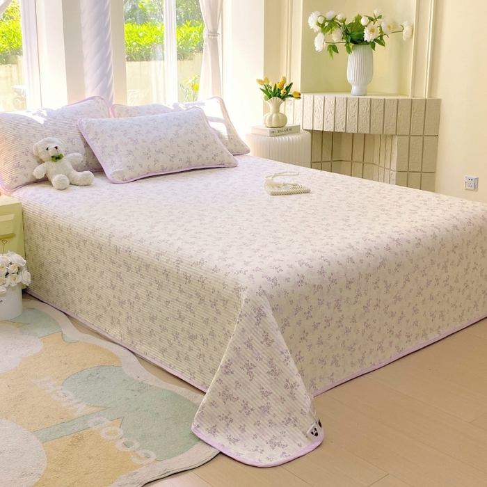 91家纺网 家纺一手货源 找家纺 金丝兔 2025新款小清新斜纹纯棉床盖 全棉夹棉床盖 床盖三件套 榻榻米抗盖绗缝加厚床单 春风里