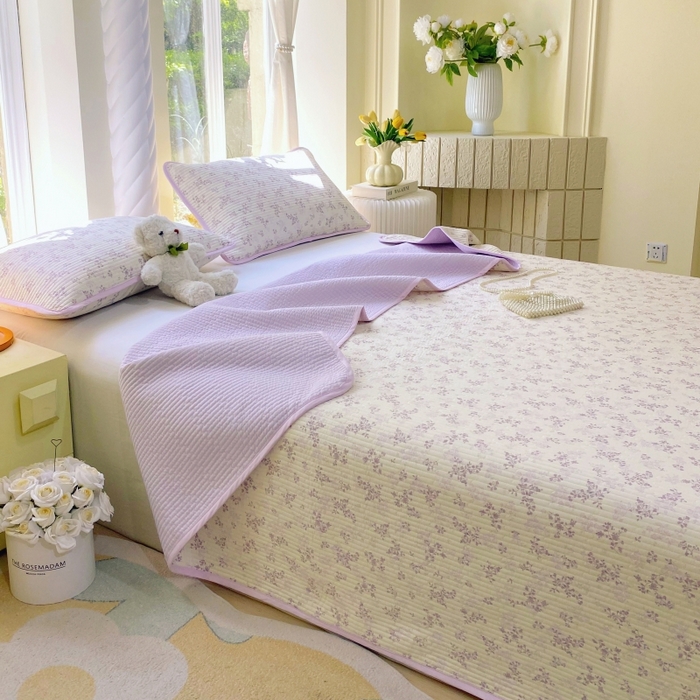 91家纺网 家纺一手货源 找家纺 金丝兔 2025新款小清新斜纹纯棉床盖 全棉夹棉床盖 床盖三件套 榻榻米抗盖绗缝加厚床单 春风里