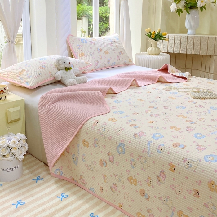 91家纺网 家纺一手货源 找家纺 金丝兔 2025新款小清新斜纹纯棉床盖 全棉夹棉床盖 床盖三件套 榻榻米抗盖绗缝加厚床单 萌宠乐园