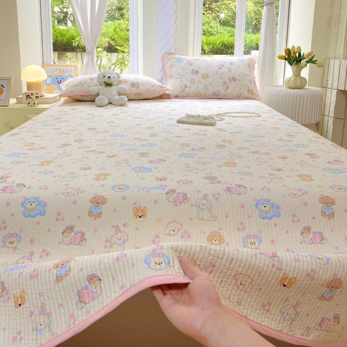 91家纺网 家纺一手货源 找家纺 金丝兔 2025新款小清新斜纹纯棉床盖 全棉夹棉床盖 床盖三件套 榻榻米抗盖绗缝加厚床单 萌宠乐园