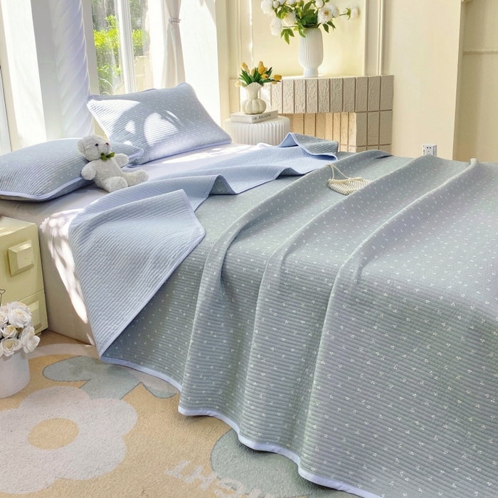 91家纺网 家纺一手货源 找家纺 金丝兔 2025新款小清新斜纹纯棉床盖 全棉夹棉床盖 床盖三件套 榻榻米抗盖绗缝加厚床单 樱桃-蓝