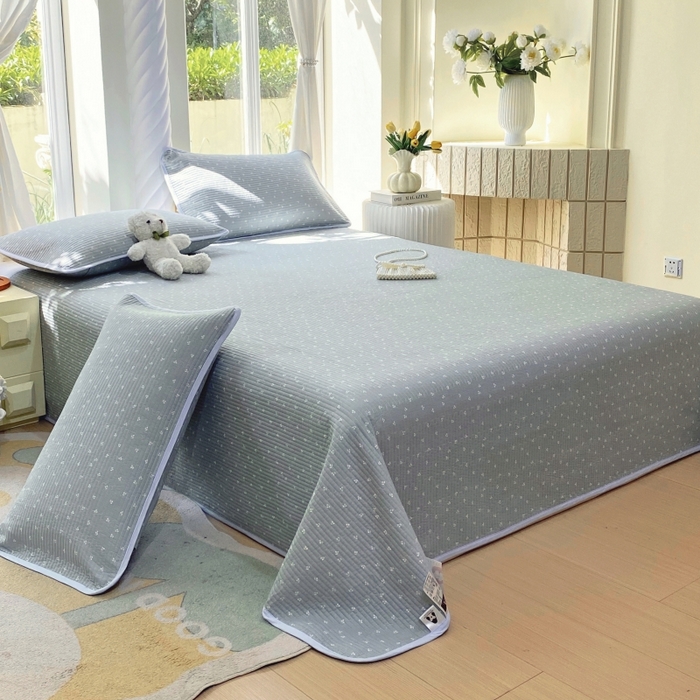 91家纺网 家纺一手货源 找家纺 金丝兔 2025新款小清新斜纹纯棉床盖 全棉夹棉床盖 床盖三件套 榻榻米抗盖绗缝加厚床单 樱桃-蓝