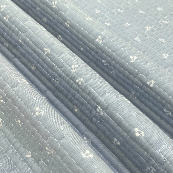 91家纺网 家纺一手货源 找家纺 金丝兔 2025新款小清新斜纹纯棉床盖 全棉夹棉床盖 床盖三件套 榻榻米抗盖绗缝加厚床单 樱桃-蓝