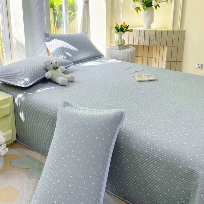 91家纺网 家纺一手货源 找家纺 金丝兔 2025新款小清新斜纹纯棉床盖 全棉夹棉床盖 床盖三件套 榻榻米抗盖绗缝加厚床单 樱桃-蓝