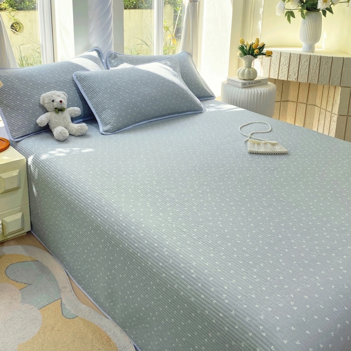 91家纺网 家纺一手货源 找家纺 金丝兔 2025新款小清新斜纹纯棉床盖 全棉夹棉床盖 床盖三件套 榻榻米抗盖绗缝加厚床单 樱桃-蓝