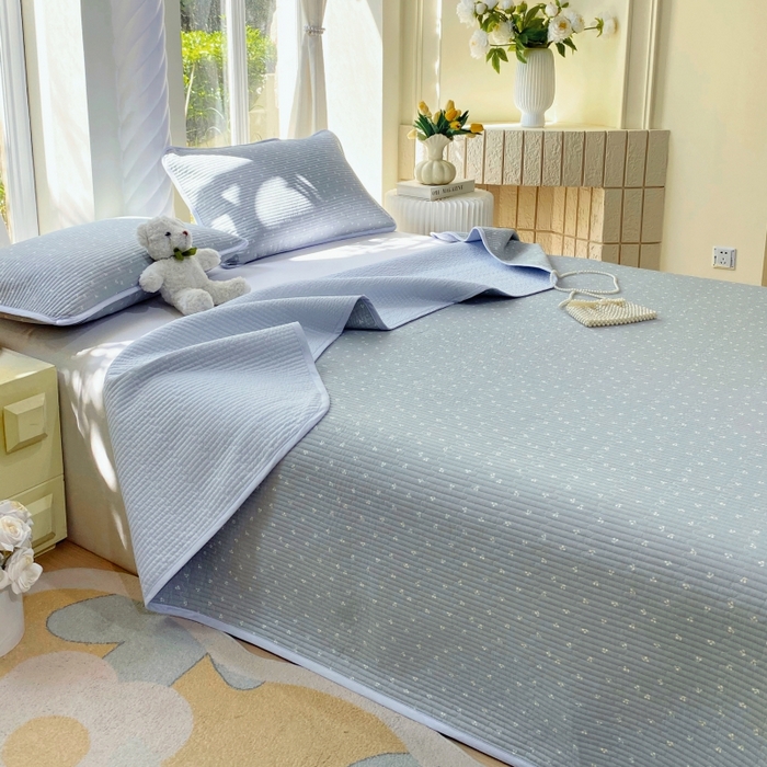 91家纺网 家纺一手货源 找家纺 金丝兔 2025新款小清新斜纹纯棉床盖 全棉夹棉床盖 床盖三件套 榻榻米抗盖绗缝加厚床单 樱桃-蓝