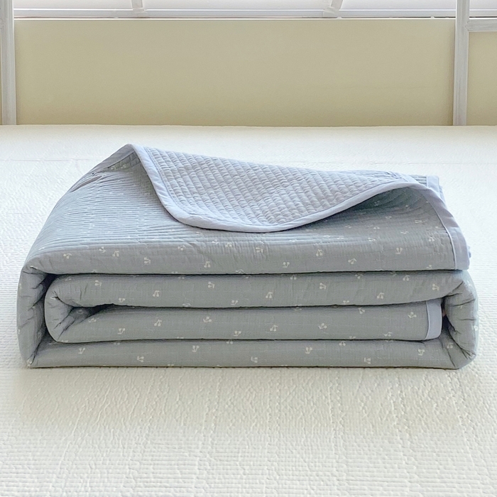 91家纺网 家纺一手货源 找家纺 金丝兔 2025新款小清新斜纹纯棉床盖 全棉夹棉床盖 床盖三件套 榻榻米抗盖绗缝加厚床单 樱桃-蓝