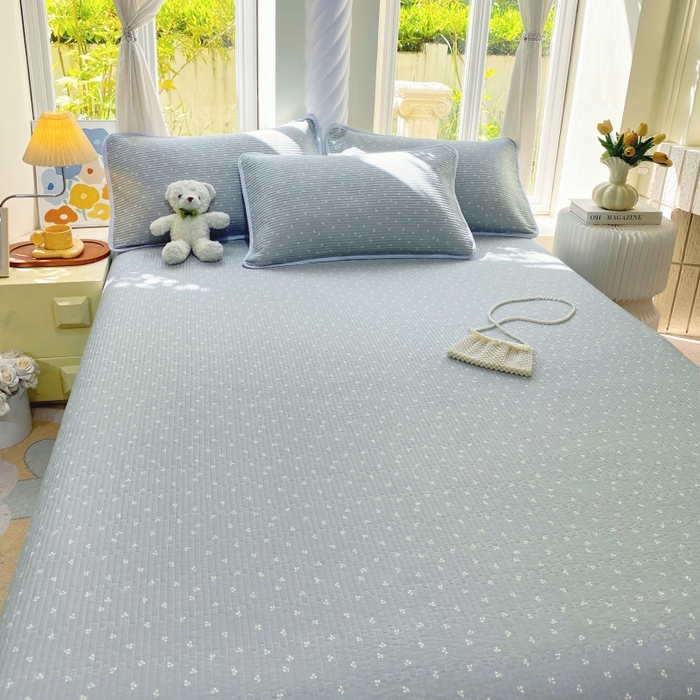 91家纺网 家纺一手货源 找家纺 金丝兔 2025新款小清新斜纹纯棉床盖 全棉夹棉床盖 床盖三件套 榻榻米抗盖绗缝加厚床单 樱桃-蓝