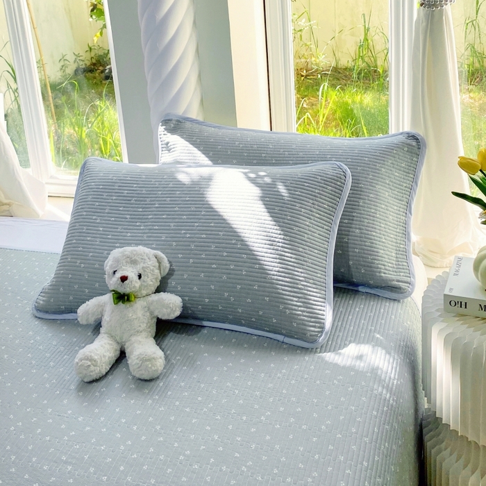 91家纺网 家纺一手货源 找家纺 金丝兔 2025新款小清新斜纹纯棉床盖 全棉夹棉床盖 床盖三件套 榻榻米抗盖绗缝加厚床单 樱桃-蓝