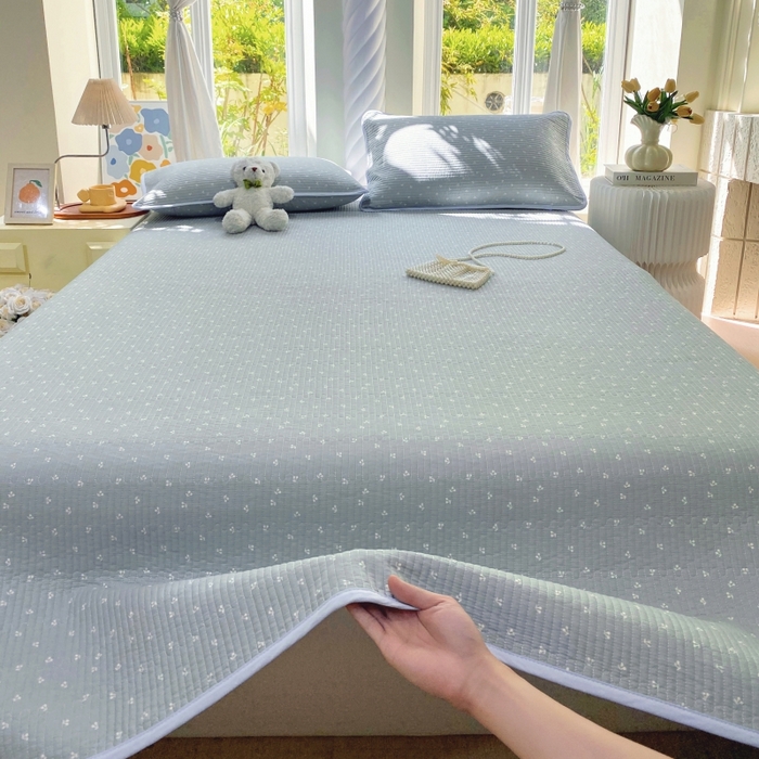 91家纺网 家纺一手货源 找家纺 金丝兔 2025新款小清新斜纹纯棉床盖 全棉夹棉床盖 床盖三件套 榻榻米抗盖绗缝加厚床单 樱桃-蓝