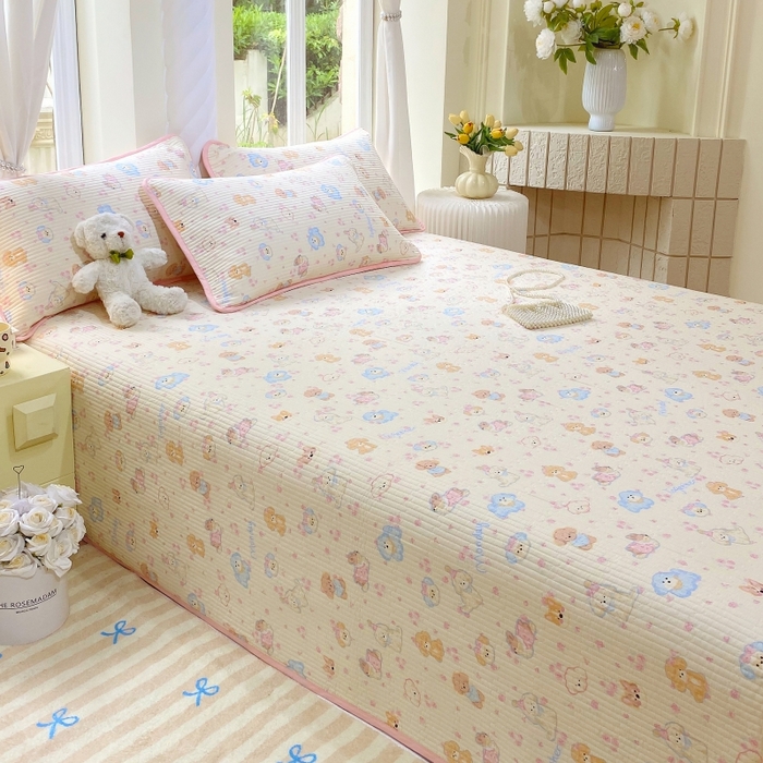 91家纺网 家纺一手货源 找家纺 金丝兔 2025新款小清新斜纹纯棉床盖 全棉夹棉床盖 床盖三件套 榻榻米抗盖绗缝加厚床单 萌宠乐园