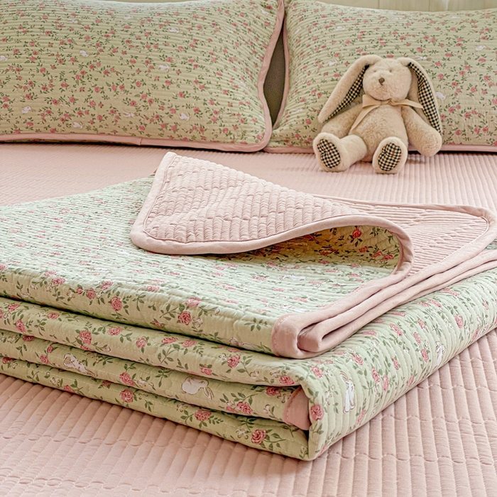 91家纺网 家纺一手货源 找家纺 （总）金丝兔 2025新款小清新亲肤印花水洗棉单床盖 夹棉床盖 床盖三件套