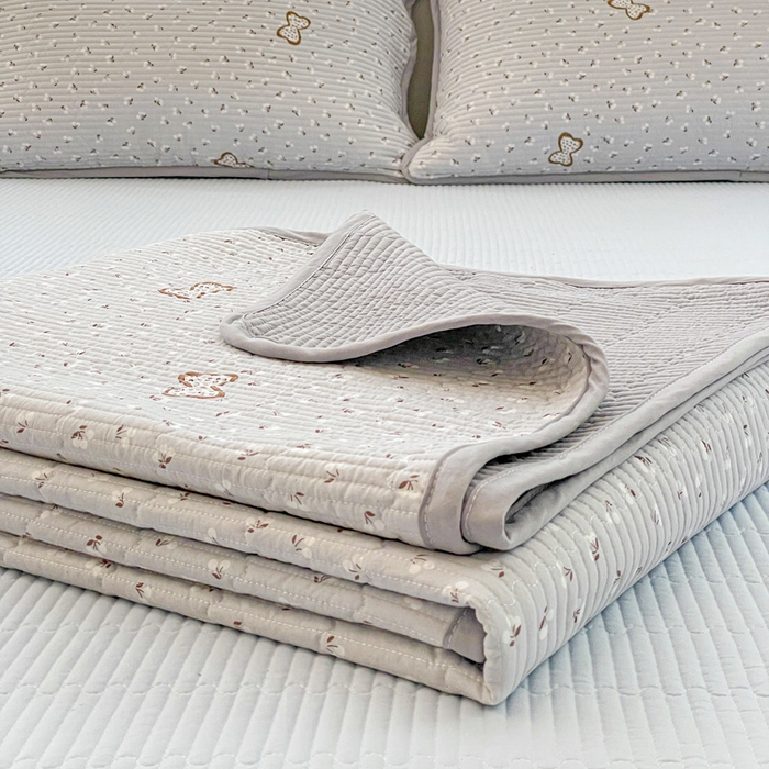 91家纺网 家纺一手货源 找家纺 金丝兔 2025新款小清新亲肤印花水洗棉单床盖 夹棉床盖 床盖三件套 小樱结-灰