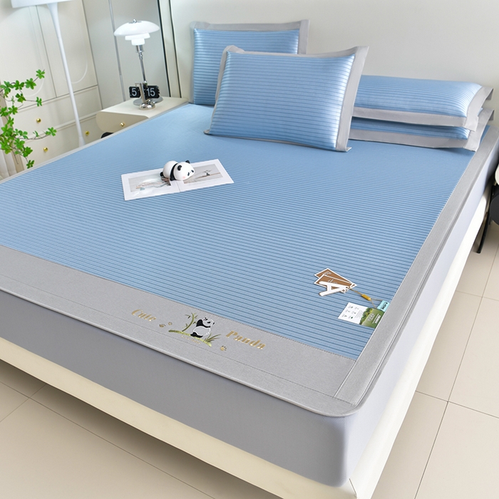 91家纺网 家纺一手货源 找家纺 小牛席业2025新款条纹爱家熊猫冰丝席（床笠款） 蓝色