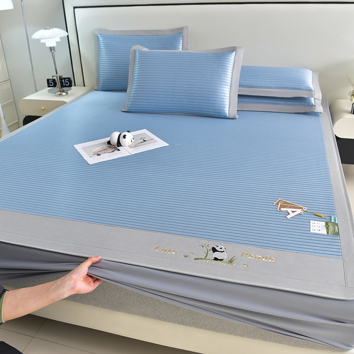 91家纺网 家纺一手货源 找家纺 小牛席业2025新款条纹爱家熊猫冰丝席（床笠款） 蓝色