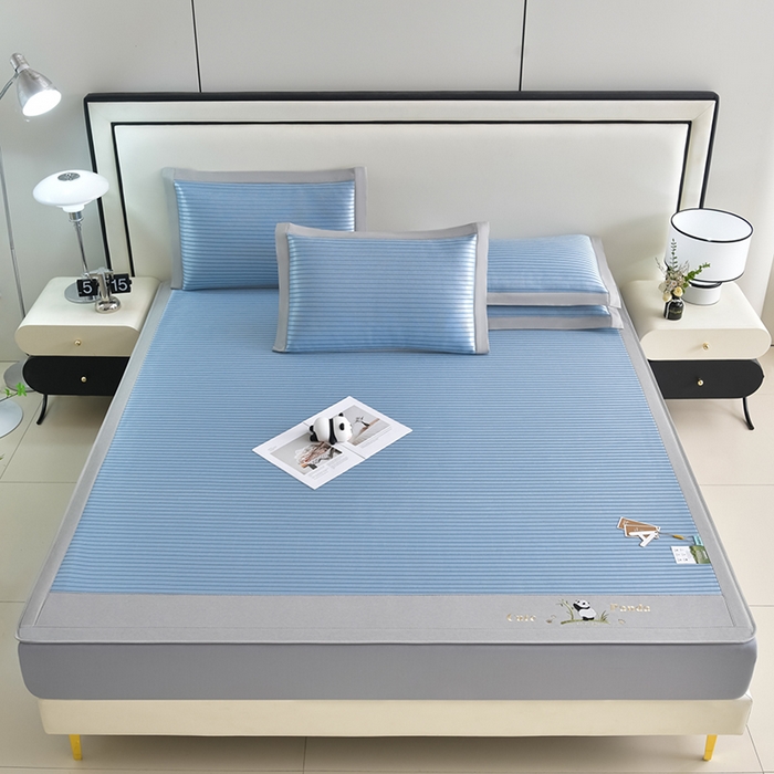 91家纺网 家纺一手货源 找家纺 小牛席业2025新款条纹爱家熊猫冰丝席（床笠款） 蓝色