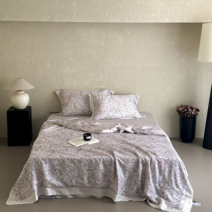 91家纺网 家纺一手货源 找家纺 张公子婚庆馆 2025新款天丝数码印花夏被四件套-玫丽花田系列【控价:不低于单夏被268/288 夏被四件套368/388】 午后花房