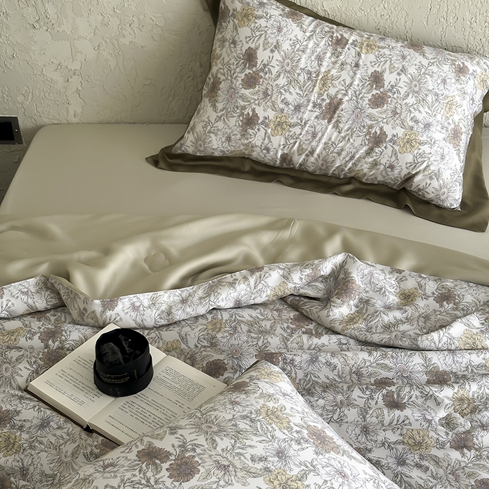 91家纺网 家纺一手货源 找家纺 张公子婚庆馆 2025新款天丝数码印花夏被四件套-玫丽花田系列【控价:不低于单夏被268/288 夏被四件套368/388】 暗木幽香