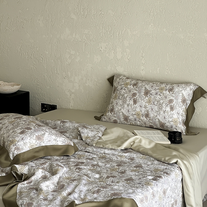 91家纺网 家纺一手货源 找家纺 张公子婚庆馆 2025新款天丝数码印花夏被四件套-玫丽花田系列【控价:不低于单夏被268/288 夏被四件套368/388】 暗木幽香