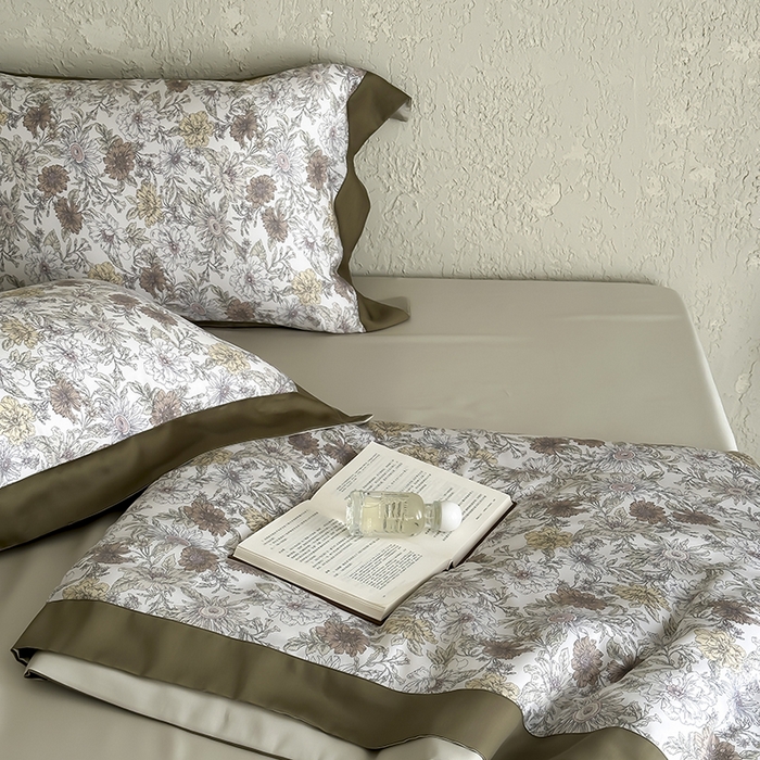 91家纺网 家纺一手货源 找家纺 张公子婚庆馆 2025新款天丝数码印花夏被四件套-玫丽花田系列【控价:不低于单夏被268/288 夏被四件套368/388】 暗木幽香