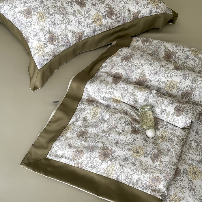 91家纺网 家纺一手货源 找家纺 张公子婚庆馆 2025新款天丝数码印花夏被四件套-玫丽花田系列【控价:不低于单夏被268/288 夏被四件套368/388】 暗木幽香