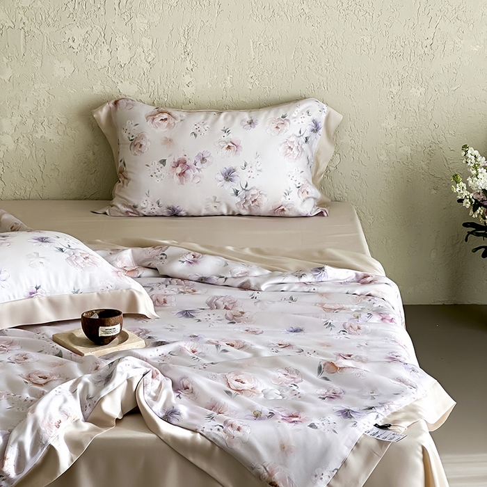 91家纺网 家纺一手货源 找家纺 张公子婚庆馆 2025新款天丝数码印花夏被四件套-玫丽花田系列【控价:不低于单夏被268/288 夏被四件套368/388】 花语