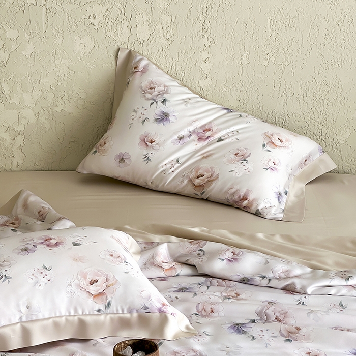 91家纺网 家纺一手货源 找家纺 张公子婚庆馆 2025新款天丝数码印花夏被四件套-玫丽花田系列【控价:不低于单夏被268/288 夏被四件套368/388】 花语