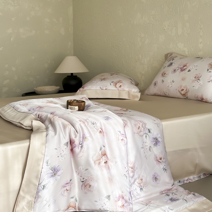91家纺网 家纺一手货源 找家纺 张公子婚庆馆 2025新款天丝数码印花夏被四件套-玫丽花田系列【控价:不低于单夏被268/288 夏被四件套368/388】 花语