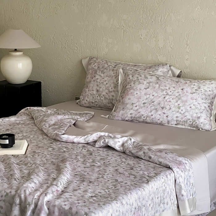 91家纺网 家纺一手货源 找家纺 张公子婚庆馆 2025新款天丝数码印花夏被四件套-玫丽花田系列【控价:不低于单夏被268/288 夏被四件套368/388】 午后花房