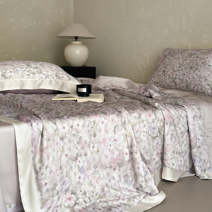 91家纺网 家纺一手货源 找家纺 张公子婚庆馆 2025新款天丝数码印花夏被四件套-玫丽花田系列【控价:不低于单夏被268/288 夏被四件套368/388】 午后花房